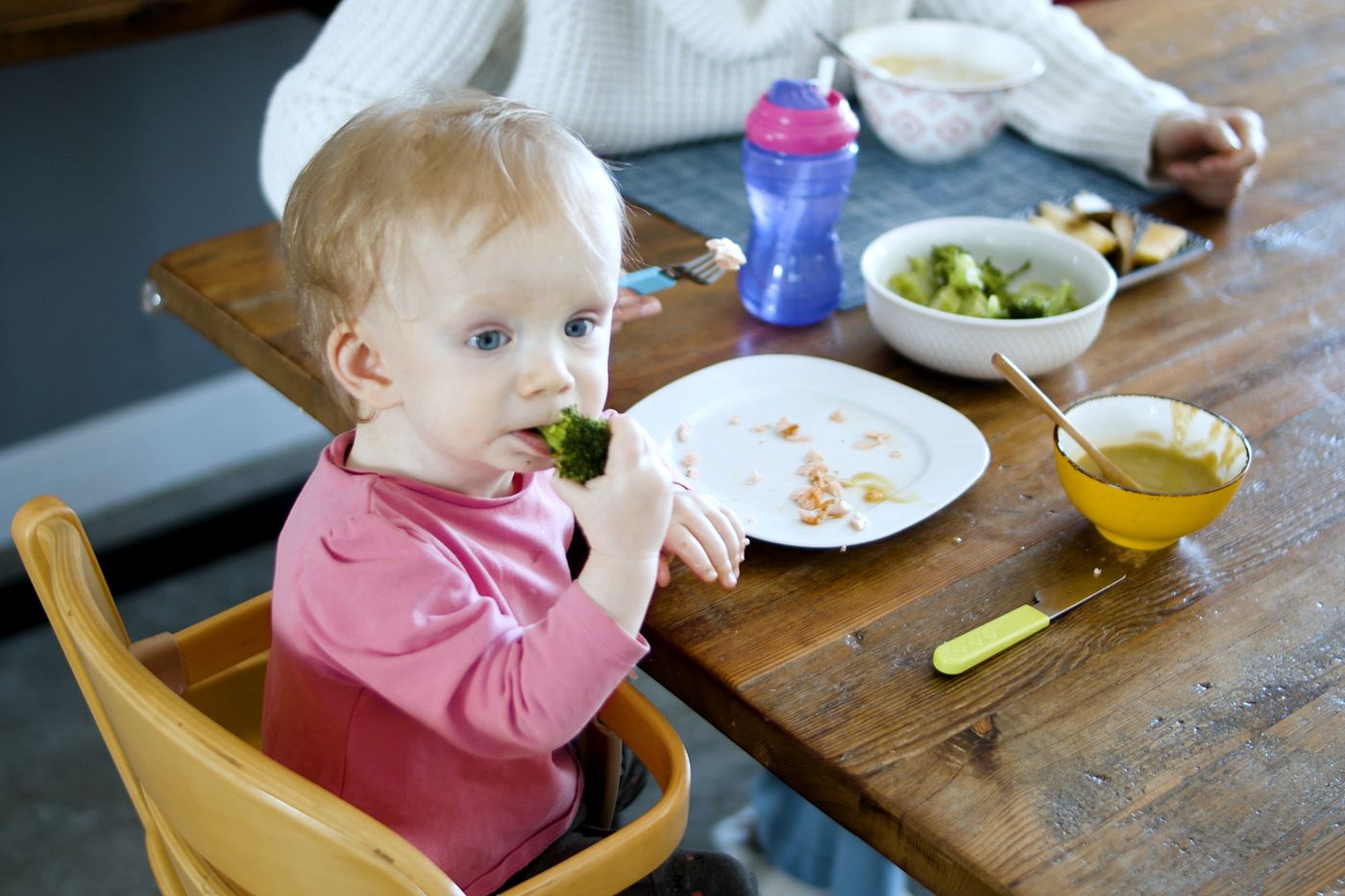 Kind isst frisch gekochtes, gesundes Gemüse mit Kinderbesteck in der Kita Liebeskind